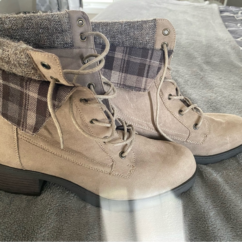 Light tan heeled boot.